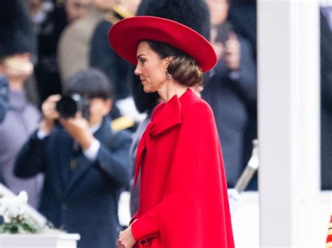 Kate Middleton se pone un espectacular abrigo rojo .